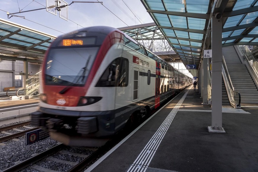 Un train CFF circule en gare lors d&#039;une conference de presse sur les nouveautes vaudoises de l&#039;horaire 2022 le vendredi 19 novembre 2021 a Renens. (KEYSTONE/Jean-Christophe Bott)