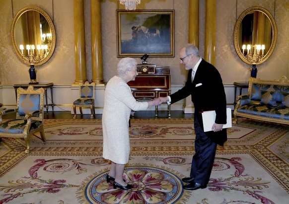 Britain&#039;s Queen Elizabeth II meets Alexandre Fasel from the Swiss Confederation during a private audience at Buckingham Palace in central London, Wednesday Nov. 22, 2017. (Gareth Fuller/Pool via  ...