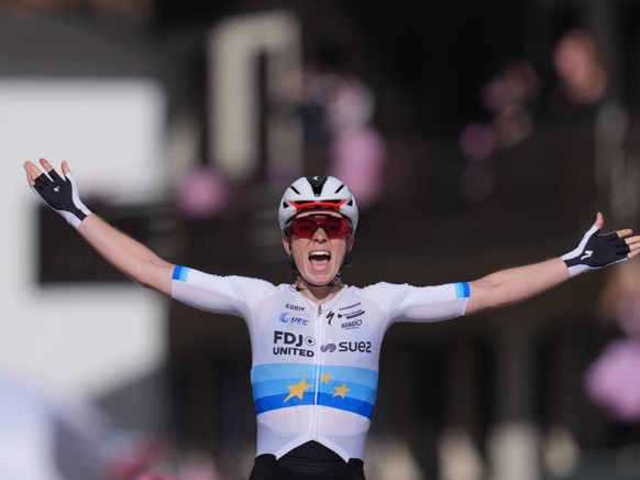 Demi Vollering célèbre son succès lors de cette étape de montagne