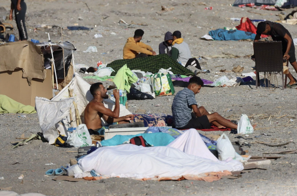 Des migrants marocains sur la plage d'El Trampolín.