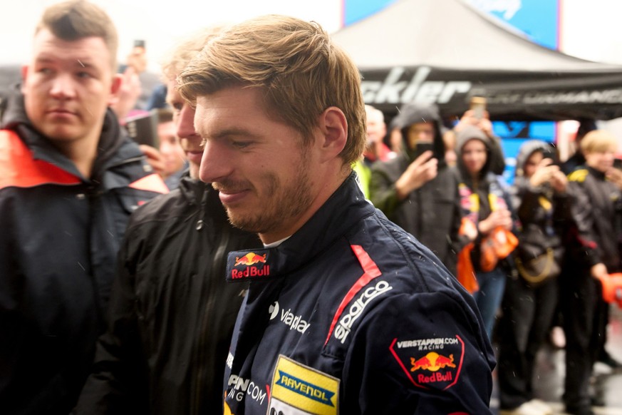 13.09.2025, Rheinland-Pfalz, Nürburg: Der vierfache Formel-1-Weltmeister Max Verstappen nimmt am 1000km-Rennen auf dem Nürburgring teil. Hierbei will er auf das Permit für die Teilnahme an Rennen auf  ...