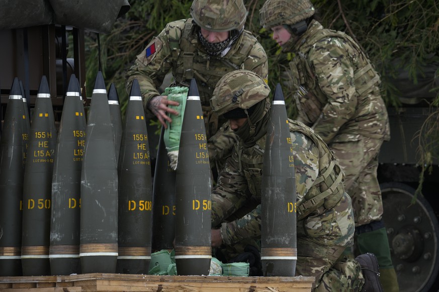Des soldats de l'Otan préparent des obus de l'arme d'artillerie automotrice, qui serviront à l'Ukraine.