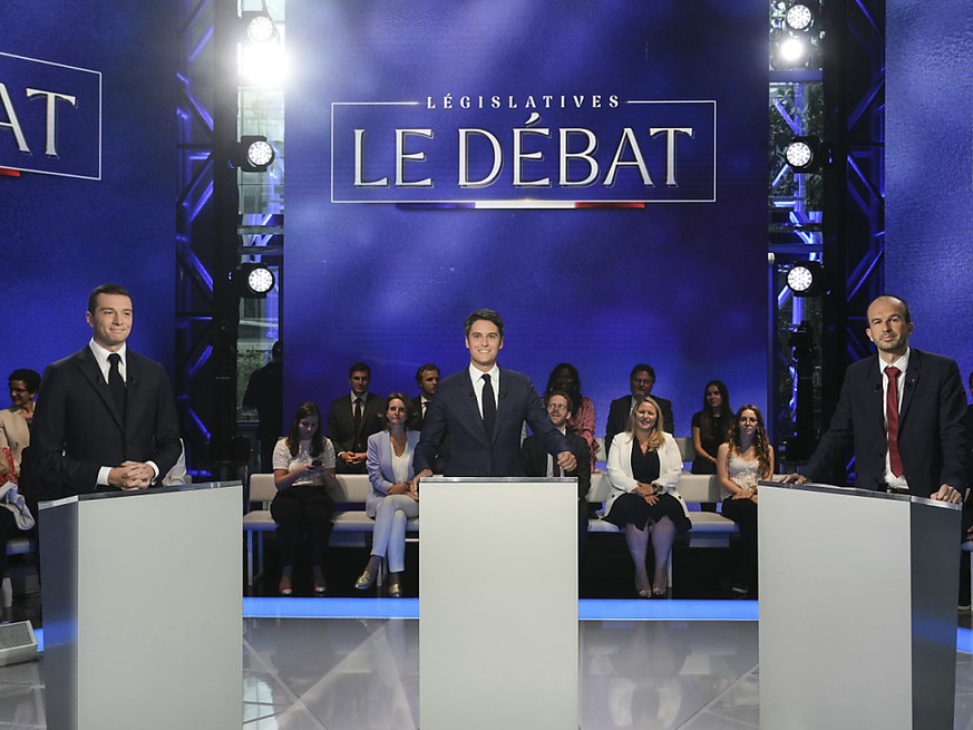 Le président du Rassemblement national Jordan Bardella (gauche), le Premier ministre Gabriel Attal (centre) et le coordinateur de la France Insoumise Manuel Bompard (droite) encore souriants au lancem ...