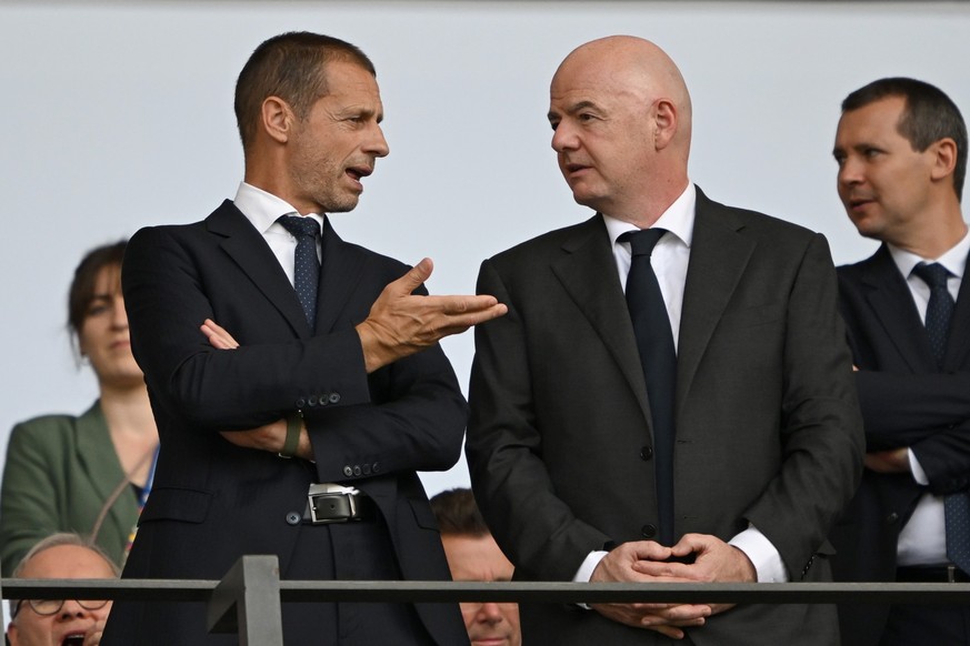 ARCHIV - 29.06.2024, Berlin: Fußball, UEFA Euro 2024, EM, Schweiz - Italien, Finalrunde, Achtelfinale, Olympiastadion Berlin, UEFA-Präsident Aleksander Ceferin (l) und FIFA-Präsident Gianni Infantino  ...