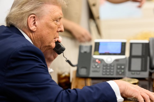 August 18, 2025 - Washington, District Of Columbia, USA - President Donald Trump speaks with Russian President Vladimir Putin on the phone, Monday, August 18, 2025, in the Oval Office. Washington USA  ...