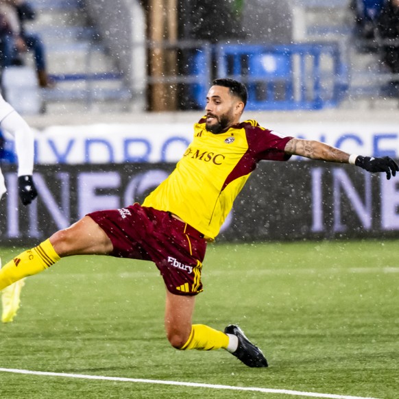 Dylan Bronn devance Théo Bair pour signifier que les Servettiens ont toujours eu un temps d&#039;avance lors de ce derby lémanique.