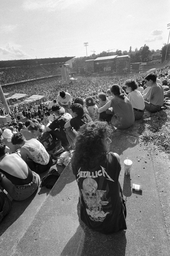 Eine Frau mti Metallica T-Shirt geniesst die Musik der Heavy Metal Band &quot;Metallica&quot; im St. Jakob Park, fotografiert am 20. Juni 1993 in Basel. As Vorgruppen trafen fuer &quot;Metallica&quot; ...