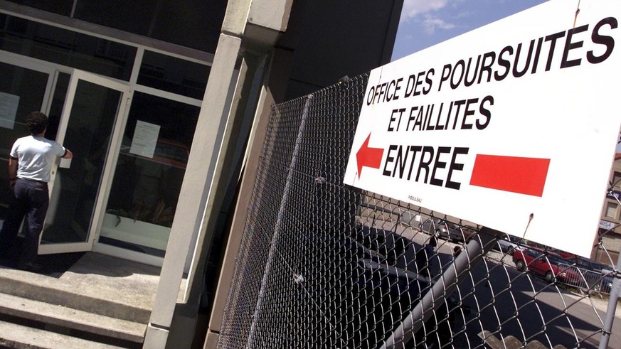 L'entree du batiment de l' office des poursuites et faillites Rhone-Arve photographie ce lundi 27 aout 2001 a Carouge, Geneve. Crise aux offices des poursuites et faillites de Geneve, des ra ...