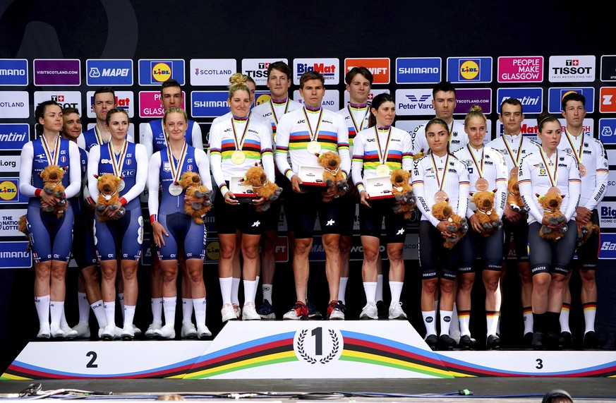 Switzerland&#039;s gold medalists Stefan Bissegger, Stefan Kung, Mauro Schmid, Elise Chabbey, Nicole Koller and Marlen Reusser, center, France&#039;s silver medalists Bruno Armirail, Remi Cavagna, Bry ...