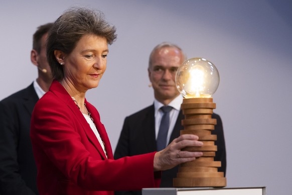 Bundesraetin Simonetta Sommaruga zuendet bei einem symbolischen Akt eine Lampe an, bei der Lancierung einer Energiespar-Allianz des Bundes mit Vertretern von Unternehmen, Verbaenden, Kantonen, Staedte ...