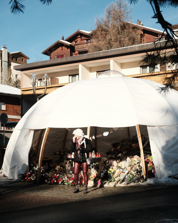 Les larmes tombent devant la tente blanche qui abrite les hommages aux victimes du bar Le Constellation.