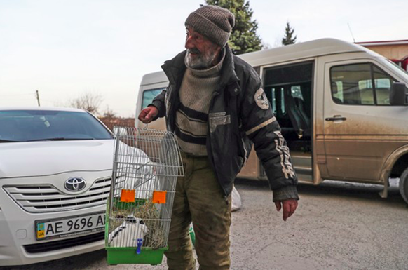 Un Ukrainien et son lapin après leur fuite de Sveredonesk.