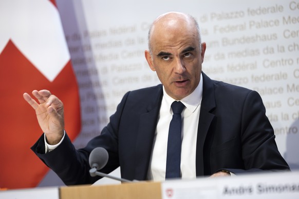 Bundesrat Alain Berset spricht waehrend einer Medienkonferenz des Bundesrates zu den Massnahmen gegen den Kostenanstieg im Gesundheitswesen, am Mittwoch, 7. September 2022, in Bern. (KEYSTONE/Peter Kl ...