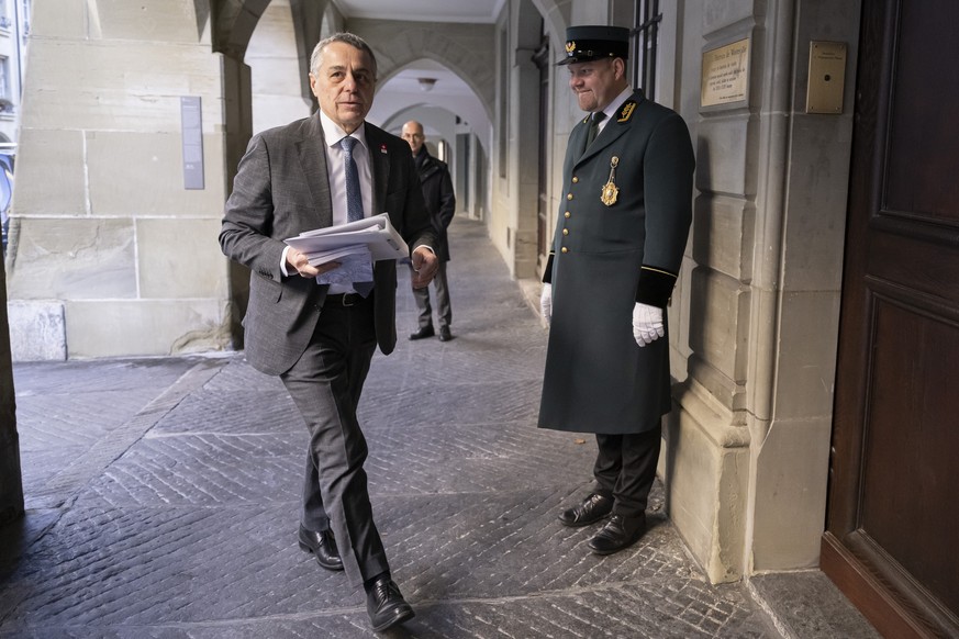 Bundesrat Ignazio Cassis kommt zu den Von-Wattenwyl-Gespraeche neben Weibel Carlos Pfister, rechts, am Freitag, 13. Februar 2026 in Bern. Die Von-Wattenwyl-Gespraeche finden jeweils vor jeder Session  ...