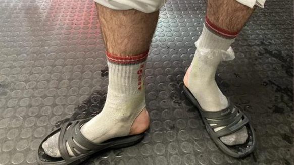 Les chaussettes trouées de Tommaso De Luca. Il ne les quitte plus en match depuis trois ans, par superstition.