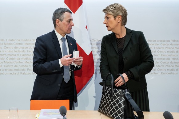 Bundespraesident Ignazio Cassis und Karin Keller Sutter, von links, verlassen eine Medienkonferenz ueber die Ukraine Krise, am Montag, 28. Februar 2022, in Bern. (KEYSTONE/Peter Schneider)