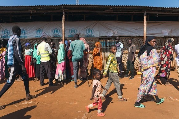 Les réfugiés attendent dans le camp d’Ura que de la nourriture ou de l’argent soit distribué. En raison de la réduction des fonds d’aide, les rations ont chuté de façon spectaculaire.