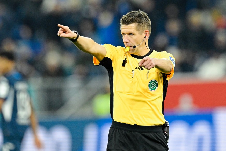 ARCHIV - 08.11.2025, Baden-W�rttemberg, Sinsheim: Fu�ball: Bundesliga, TSG 1899 Hoffenheim - RB Leipzig, 10. Spieltag, PreZero Arena. Schiedsrichter Patrick Ittrich gestikuliert. Bundesliga-Schiedsric ...