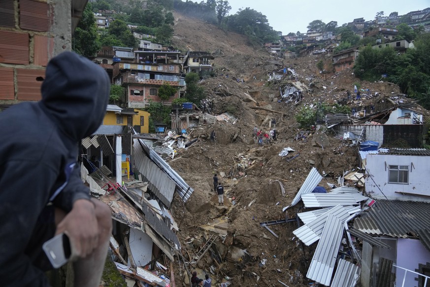 A Petropolis, au Brésil, les pluies diluviennes ont déjà coûté la vie à au moins 117 personnes.