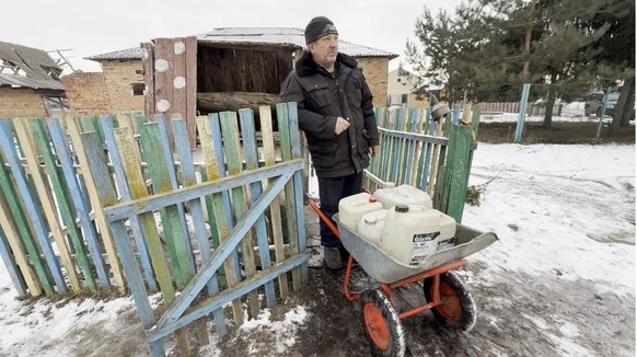 Viktor devant le puits.