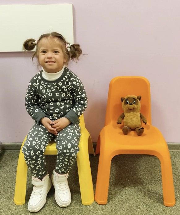 Liza et son allié en peluche.