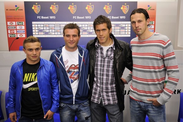 Die Spieler des FC Basel Xherdan Shaqiri, Alex Frei, Benjamin Huggel und Marco Streller, von links, posieren, nachdem die Nominierung des Kaders fuer die Fussball-Weltmeisterschaft bekannt gegeben wur ...