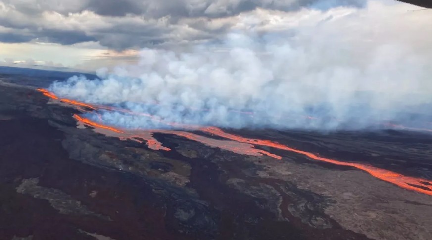 Le Mauna Loa crache des fontaines de lave.