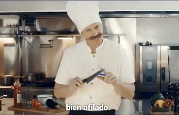 «Un couteau bien aiguisé», présenté avec un petit air sadique.