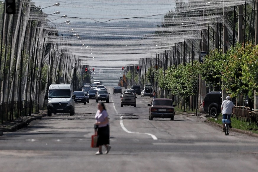 Des filets anti-drones destinés à protéger une rue de Kramatorsk.
