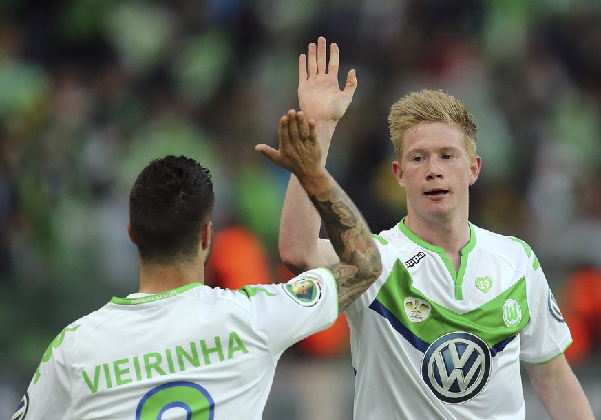 De Bruyne (à droite), en train de checker Vieirinha, son coéquipier au VfL Wolfsburg.