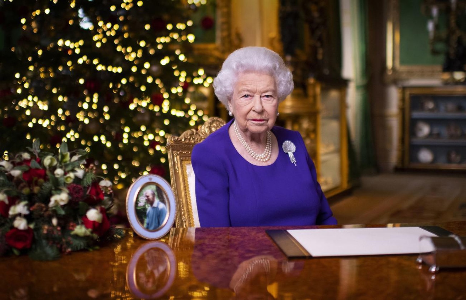 Sur cette photo non datée publiée le vendredi 25 décembre 2020, la reine Elizabeth II de Grande-Bretagne enregistre son émission annuelle de Noël au château de Windsor, à Windsor, en Angleterre. (Vict ...