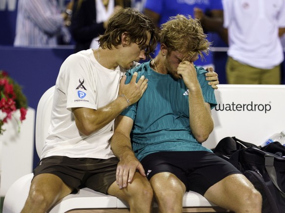 Alex De Minaur (à gauche) tente de consoler Alejandro Davidovich Fokina après leur finale à Washington