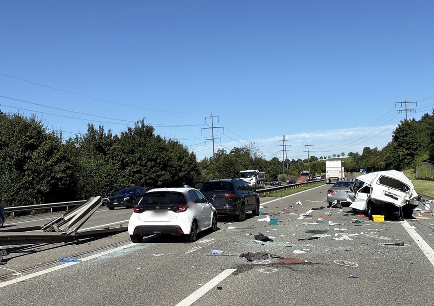 HANDOUT - Ein Lieferwagen fuhr am Mittwoch, 3. September 2025, ca. 13:40 Uhr auf der Autobahn A14 in Richtung Luzern. Zwischen der Einfahrt Buchrain und dem Rathausen-Tunnel geriet das Fahrzeug aus no ...