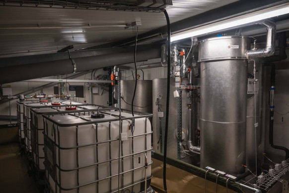 Installation de cadavres d&#039;animaux à Frauenfeld : les réservoirs contiennent le milieu de stockage, la soude caustique et l&#039;eau qui en est dissoute.