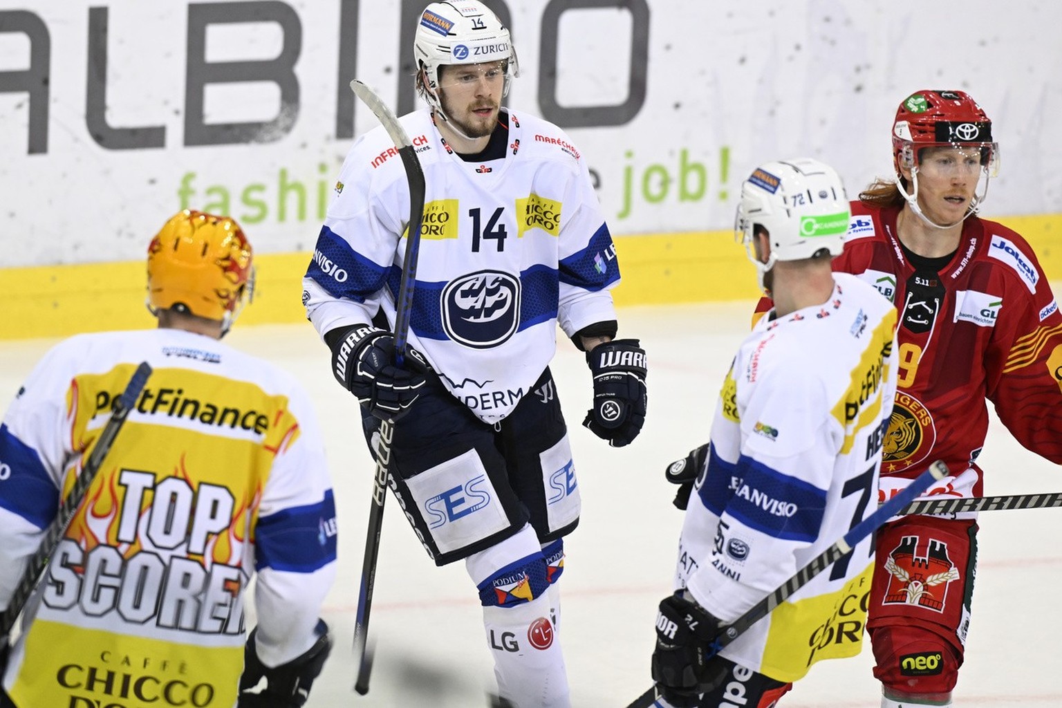 Tigers Cody Eakin, rechts, geschlagen Ambris Topscorer Michael Spacek, Philip Chlapik, Tim Heed, von links, jubeln, waehrend dem Qualifikations-Spiel der National League, zwischen den SCL Tigers und d ...