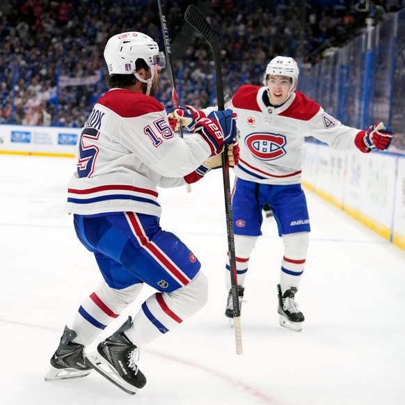 Alex Newhook (à gauche) a réussi un doublé vendredi face à Buffalo