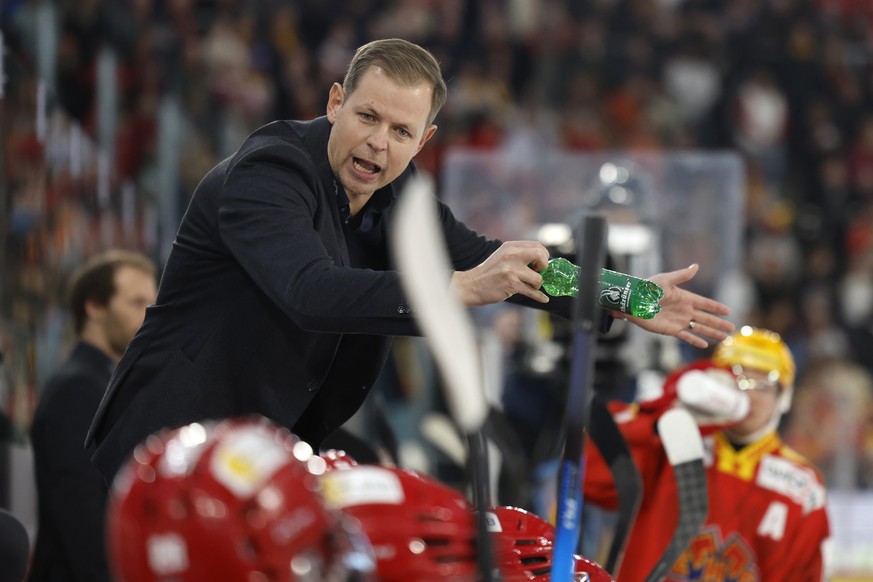Head Coach Martin Filander (EHCB) gibt Anweisungen im Eishockey Meisterschaftsspiel der National League zwischen dem EHC Biel und den SCL Tigers, am Freitag, 21. November 2025, in der Tissot Arena in  ...