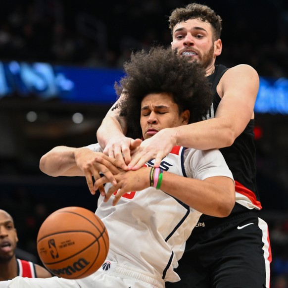 Les Trail Blazers ont tout tenté pour stopper Kyshawn George (au premier plan) mardi, en vain