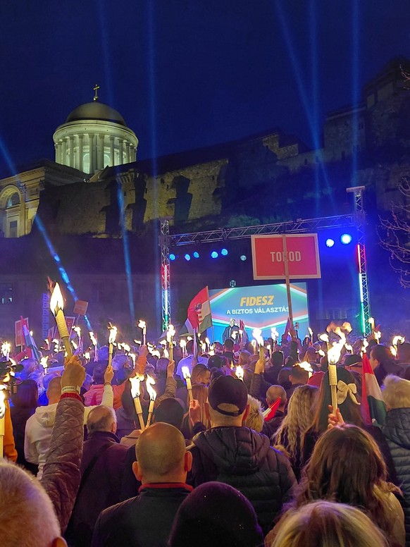 Am Fusse der Basilika von Esztergom: Orban bei seinem Wahlkampfauftritt (25. März 2026)
