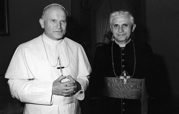 1979: Joseph Ratzinger (à droite), alors archevêque de Munich, pose avec le pape Jean Paul II.