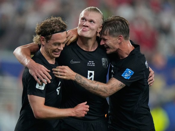 Erling Haaland (au centre), auteur d'un doublé, et la Norvège ont décroché leur billet pour les 1/16es de finale du Mondial.