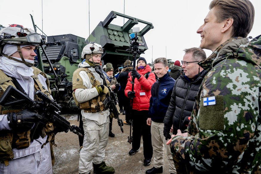 epa11208644 (R-L) Sweden&#039;s Defense Minister Pal Jonson, Norway&#039;s Defense Minister Bjorn Arild Gram and Finland&#039;s Defense Minister Antti Hakkanen interact with soldiers during the Nordic ...