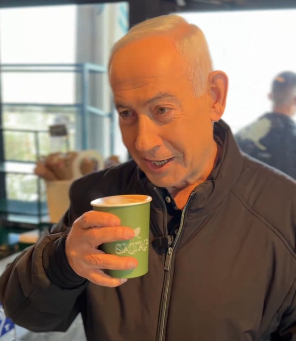 Ce gobelet de café a alimenté de nombreuses théories en ligne.