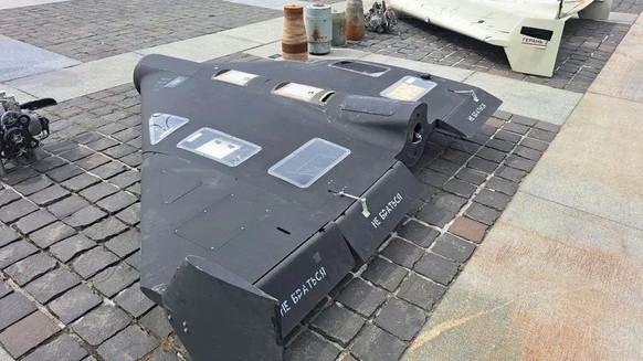 Des drones de combat russes de type Geran-2, abattus au-dessus de l'Ukraine, gisent côte à côte sur le sol.