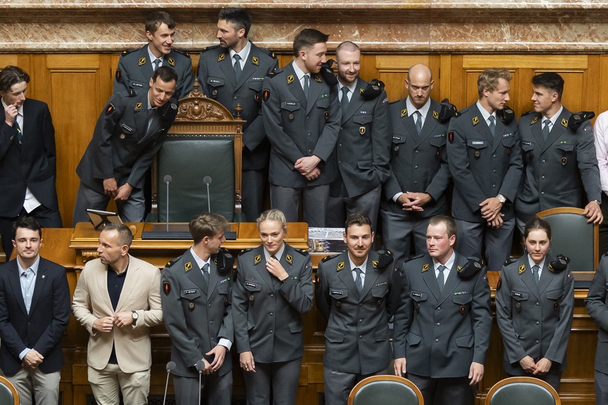 KEYPIX - Gregor Deschwanden, Arno Lietha, Ryan Regez, Kim Schwaller, Alex Fiva, Yannick Schwaller, Marco Odermatt und Franjo von Allmen, hinten von links, formieren sich mit weiteren Athletinnen und A ...