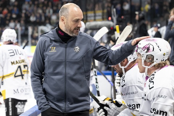 Head Coach Christian Wohlwend (HCA), links, spricht mit Thomas Thiry (HCA), rechts, beim Eishockey Meisterschaftsspiel der National League A zwischen dem HC Fribourg Gotteron und dem HC Ajoie, am Dien ...