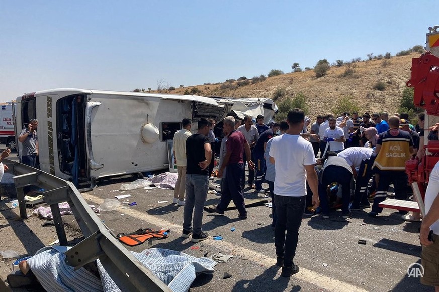 Trois pompiers, 2 secouristes et 2 journalistes figurent parmi les 15 morts, a précisé le gouverneur de Gaziantep.