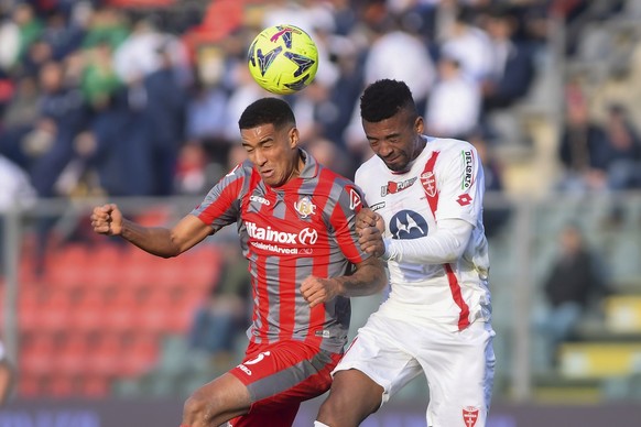 Monza&#039;s Jose Machin, right, and Cremonese&#039;s Charles Pickel battle for the ball during the Serie A soccer match between Cremonese and Monza at Giovanni Zini Stadium, Cremoina, Italy, Saturday ...