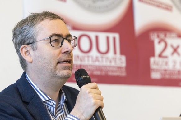 Arnaud Bouverat, Co-President du comite d'initiative, parle lors d'une conference de presse de lancement de la campagne "Pour un salaire minimum cantonal" ce lundi 27 avril 2026 a  ...