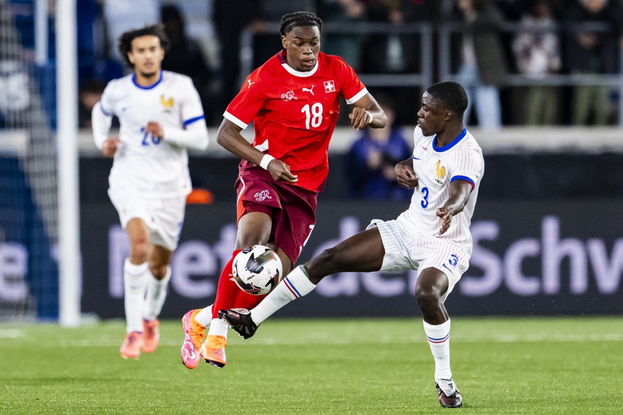 epa12526953 Switzerland's Winsley Boteli, left, fights for the ball with France's Sael Kumbedi, right, during the UEFA European Under-21 Championship 2027 qualifying Group C soccer match bet ...